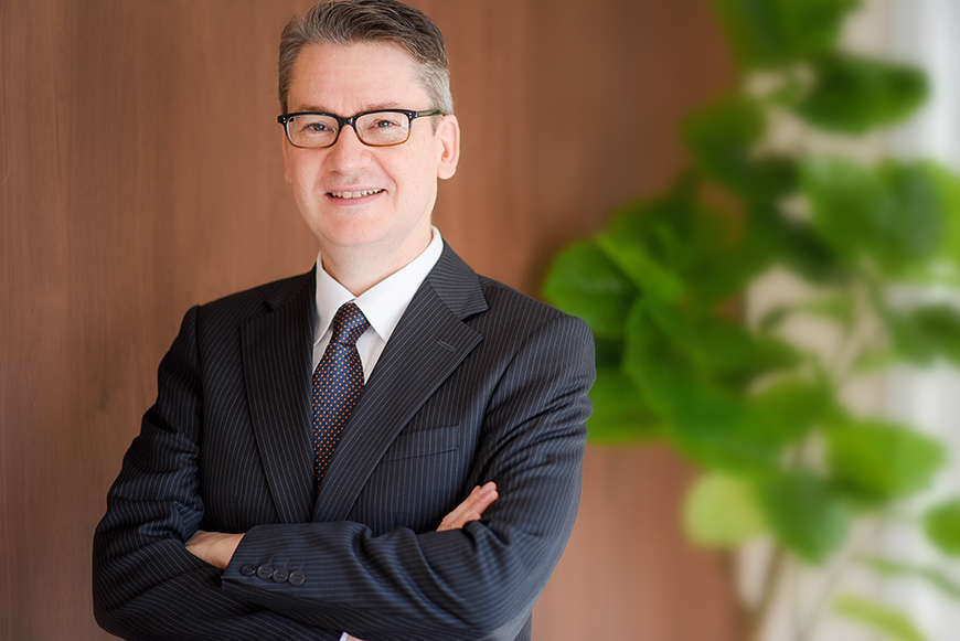 外国人スーツ写真